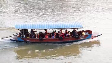 Turistler nehirde tekne turunun tadını çıkarıyorlar.