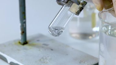 Çinko ve asitle kimyasal reaksiyon gösterisi