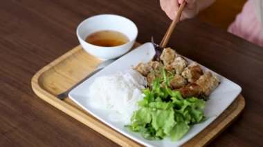 Vietnam eriştesinin tadını çıkaran biri.