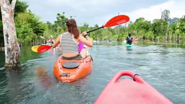 Tayland, Krabi 'deki berrak sularda kürek çekmek