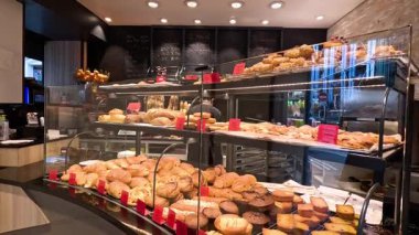 Paris 'teki bir pastanede çeşitli hamur işleri.