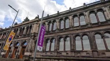 Müze girişinde heykel ve cephe