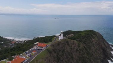 İnsansız hava aracı deniz fenerini ve kıyı şeridi manzarasını yakalıyor