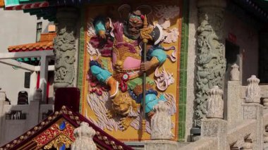 Karmaşık heykellerle dolu canlı tapınak cephesi