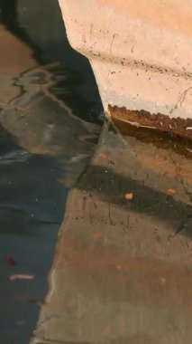 Taş yapısı suya ince dalgalar ve doğal ışıklandırmayla yansıyarak sakin ve düşünceli bir atmosfer yaratıyor.