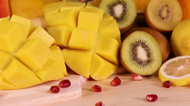 Canlı bir şekilde sergilenen çeşitli meyveler.