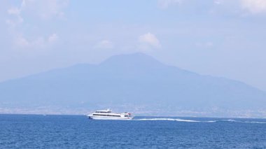 Bir gemi Sorrento yakınlarında denizi aşıyor.