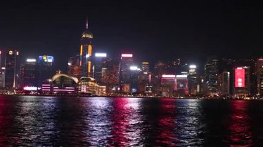 Şehir silueti olan suya renkli yansımalar