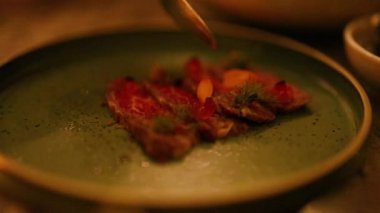 Biftek dilimleyip, tataki servis ediyorum.