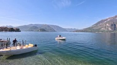 Lombardy 'deki Como Gölü' nde tekne hareket ediyor.