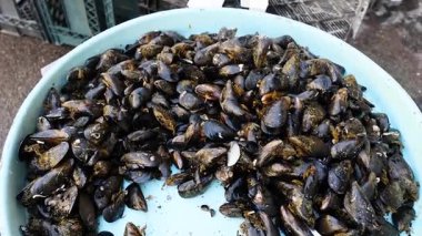 Bir kase midye hazırlanıyor.