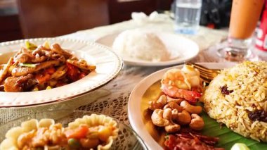 Çeşitli geleneksel Tayland yemekleri sergileniyor