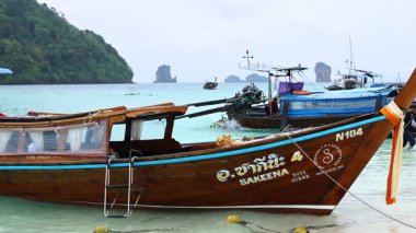 Tayland, Krabi 'de tekne manzaralı sularda yüzüyor.