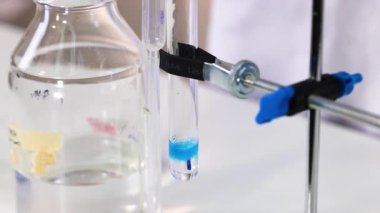 Laboratuvar ortamında kimyasal bir reaksiyonu gözlemlemek