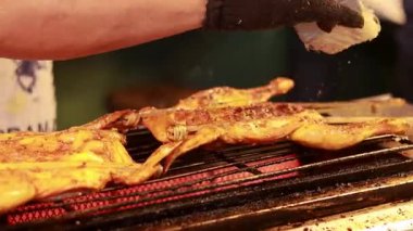 Tavuk, sokak yemeği pazarında kızartılıyor.