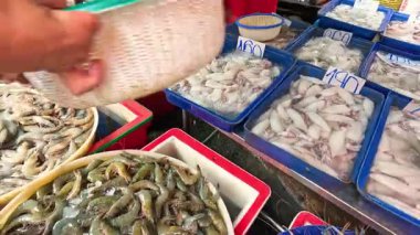 Markette çeşitli deniz ürünleri gösterilip satılıyor