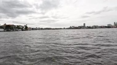 Bir kıyı kentinin panoramik görüntüsü