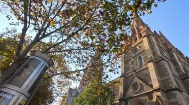 Melbourne 'daki tarihi katedralin önünden geçenler