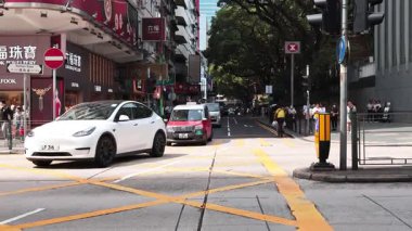 Kalabalık bir kavşakta trafik ve yayalar