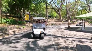 Ziyaretçiler hayvanat bahçesinde manzaralı bir gezintinin tadını çıkarıyorlar