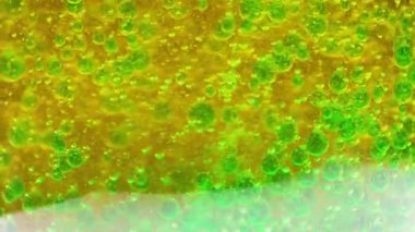 Asit kabartma tozuyla tepkimeye girince kabarcıklar oluşur.