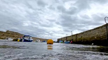 Dalgalar rıhtıma teknelerle vuruyor