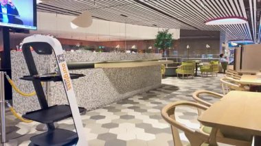 Robot havaalanı barında içki servisi yapıyor.