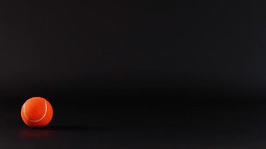 Koyu arkaplanda hareket eden tenis topu