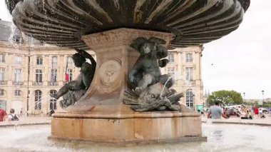 Bordeaux 'daki çeşmenin keyfini çıkaran insanlar