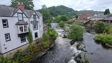 Llangollen kasabasından akan resim gibi bir nehir.