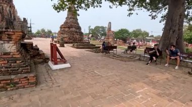 Ziyaretçiler tarihi tapınak bölgesinde yürüyüp dinleniyorlar.