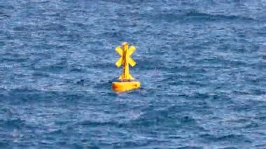 Monte Carlo sularında yüzen sarı şamandıra