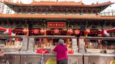 Bir insan tapınağa dua etmek için gelir.