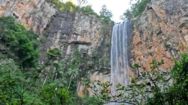 Uzun şelale kayalıklardan aşağı dökülüyor.