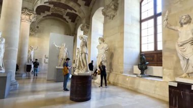 Louvre Müzesi 'nde heykelleri keşfeden insanlar.