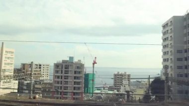 Şehirden binalar ve inşaatlarla geçmek