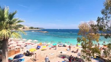 Turistler güneşli bir plaj gününün tadını çıkarıyorlar