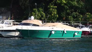 Yeşil tekne Sorrento kıyılarına yanaştı.