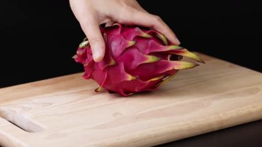 Eller tahta tahtada ejderha meyvesini manipüle eder.