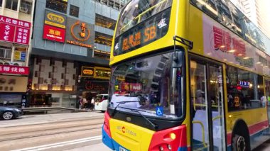 Yoğun şehir caddesinde otobüse binen yolcular