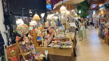 Alışverişçilerin göz gezdirdiği renkli pazar manzarası