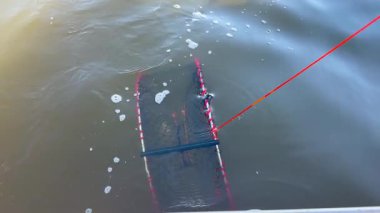 Sudan yengeç tuzağı çıkarıyorum.