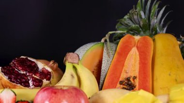 Çeşitli taze meyvelerden oluşan canlı bir karışım.