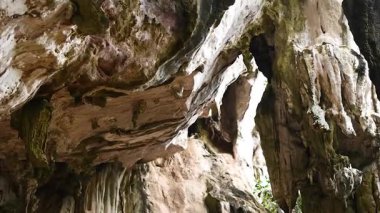 Turistler çarpıcı kireçtaşı oluşumlarına hayranlar.