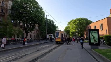 Milano 'da işlek bir caddeden geçen tramvay