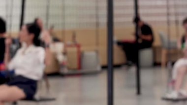 İnsanlar içeride salıncaktan zevk alıyor, kahkahaları paylaşıyorlar.