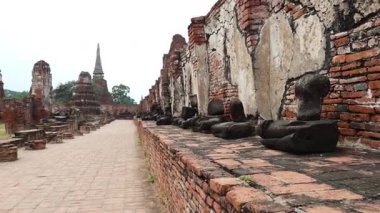 Tarihi tapınakta Buda heykelleri ve pagodalar