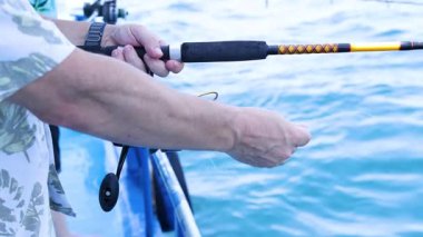 Phuket, Tayland 'da sakin bir balıkçılık deneyimi, temiz mavi sular ve odaklanmış eylemlerle balıkçılığın özünü yakalıyor