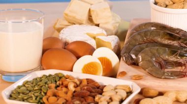 Mavi arkaplandaki protein kaynaklarının çeşitliliği