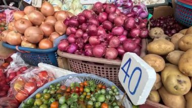 Fiyat etiketli çeşitli sebzeler